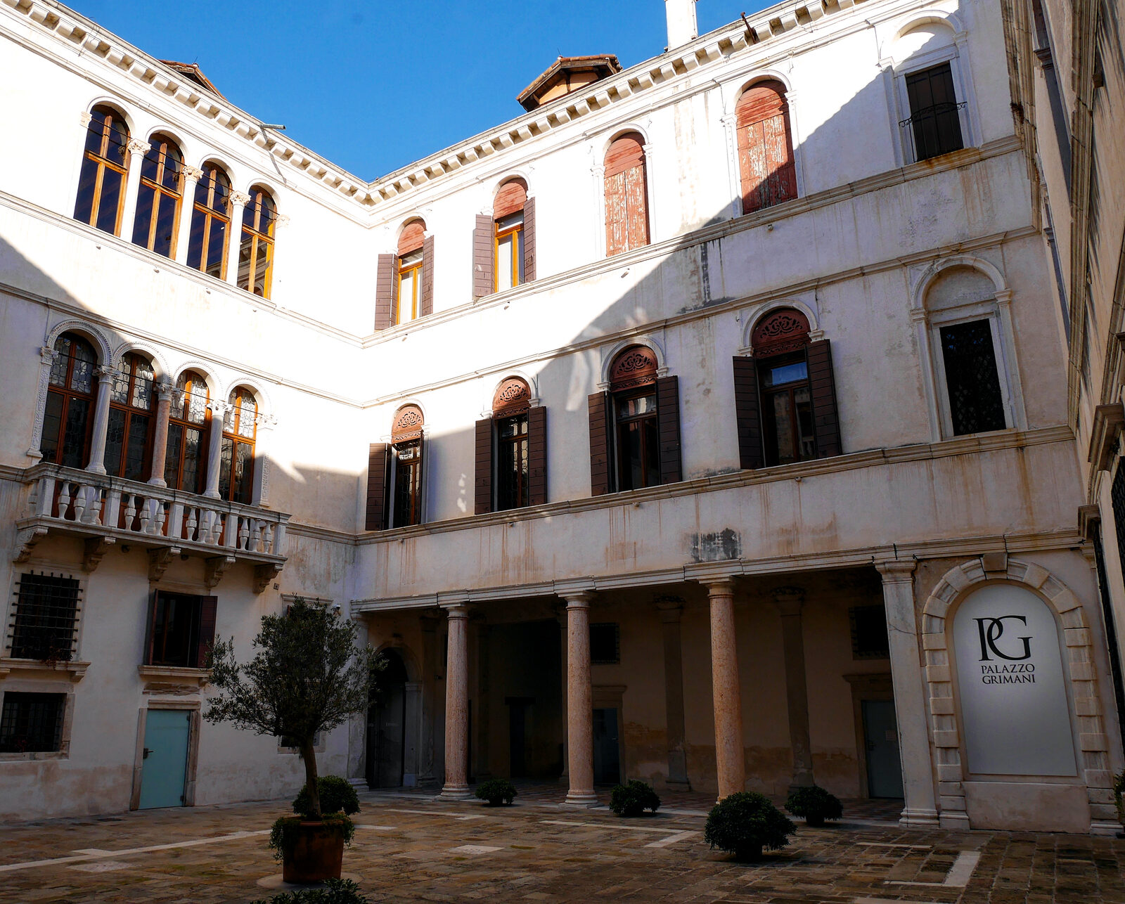 Palazzo Grimani : Drawing inspiration from the ancient Roman domus, the inner courtyard is surrounded by loggias adorned with marble colonnades, a feature somewhat uncommon in Venice during that period