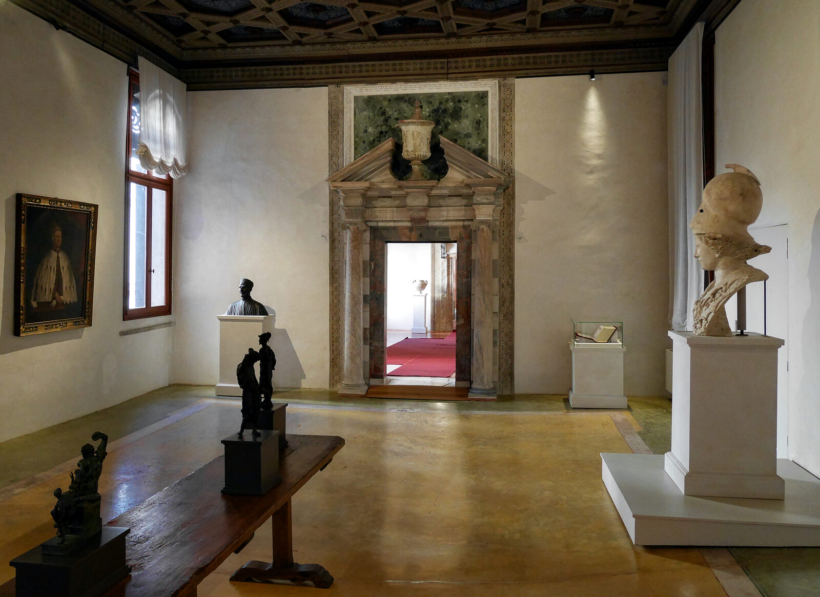 Palazzo Grimani : A finely detailed bust of Athena adorns the right side of the chamber known as the 'Large Gold Room' a name attributed to its past embellishment with tapestries woven from threads of gold