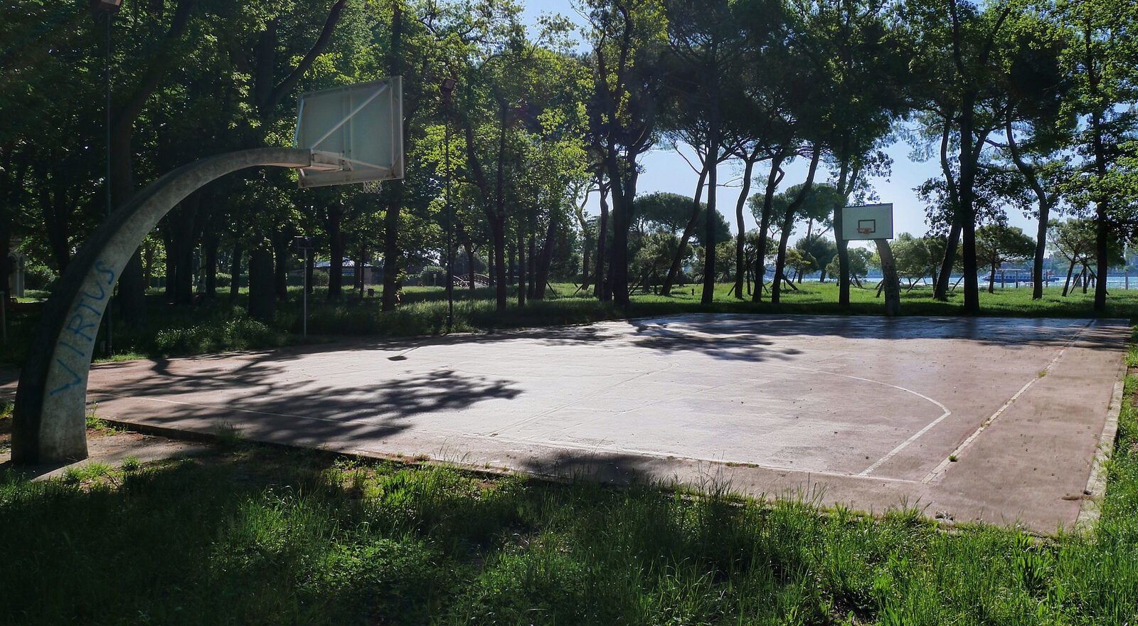 Parco delle Rimembranze : And there's even a basketball court — perfect for a quick game.