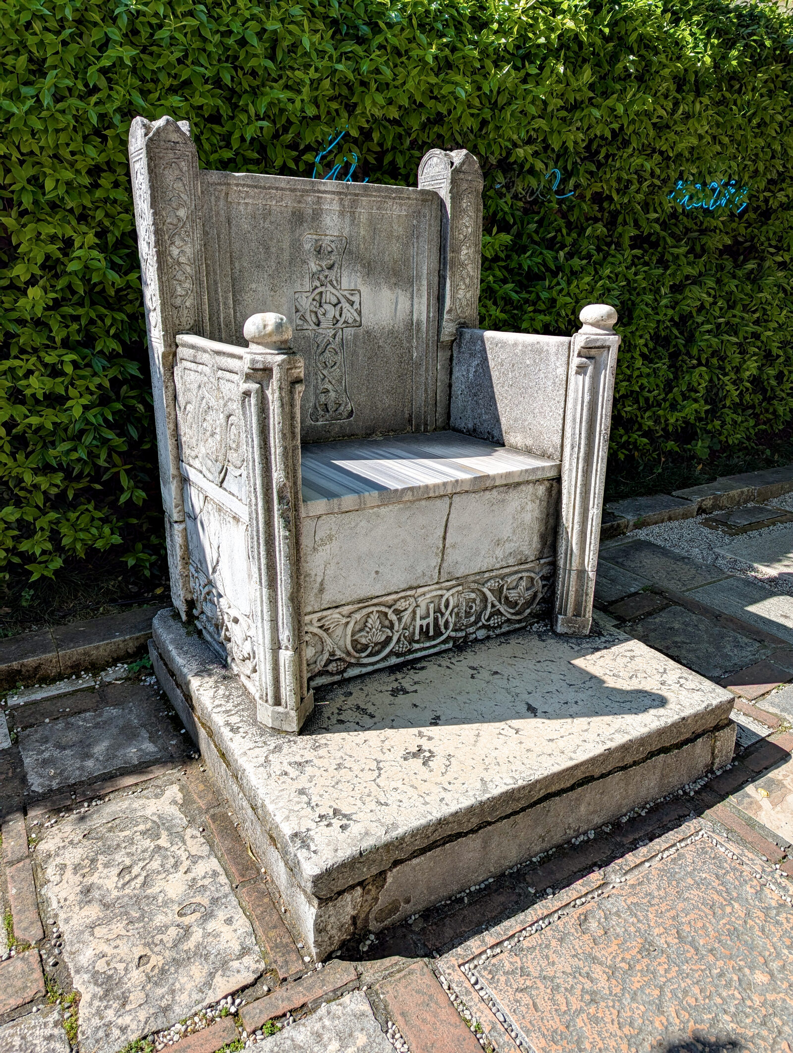 Coleção Peggy Guggenheim : Teria coragem de se sentar neste trono de mármore bizantino?