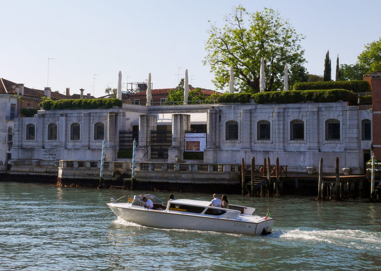 Peggy Guggenheim Collection : Facing Canal Grande, the 'unfinished palace' was Peggy Guggenheim's residence for three decades