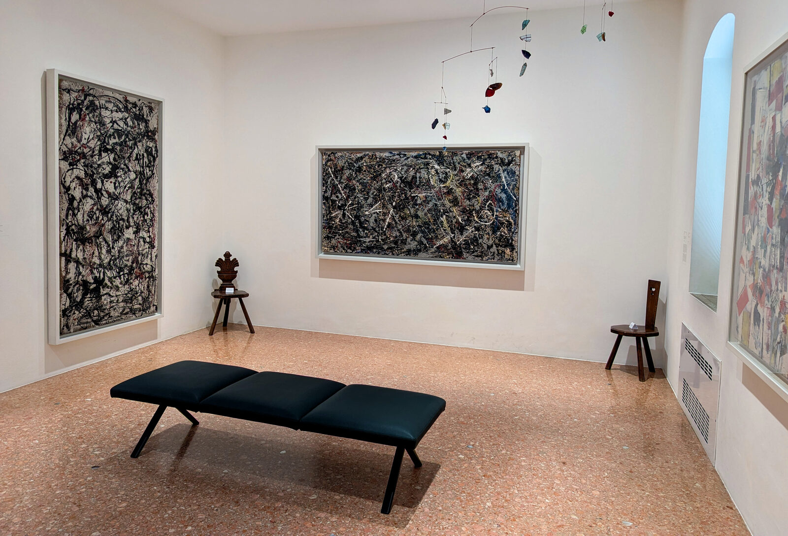 Coleção Peggy Guggenheim : Esta sala apresenta obras de Jackson Pollock, incluindo 'Alquimia' (1947), entre as primeiras e mais importantes pinturas 'drip' ou de tinta vertida do artista