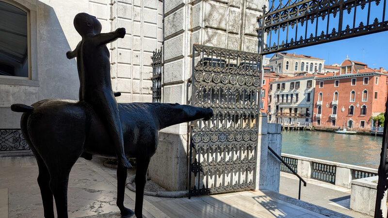 Colección Peggy Guggenheim : Al regresar al interior, pasas junto al travieso ‘Ángel de la Ciudad' de Marino Marini