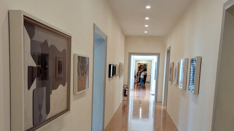 Colección Peggy Guggenheim : Conserva la intimidad de un hogar privado, con arte incluso en los pasillos