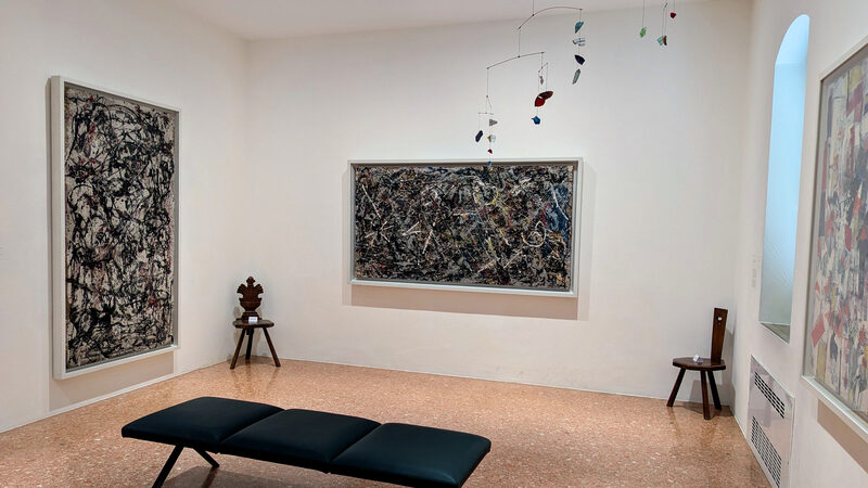 Coleção Peggy Guggenheim : Esta sala apresenta obras de Jackson Pollock, incluindo 'Alquimia' (1947), entre as primeiras e mais importantes pinturas 'drip' ou de tinta vertida do artista