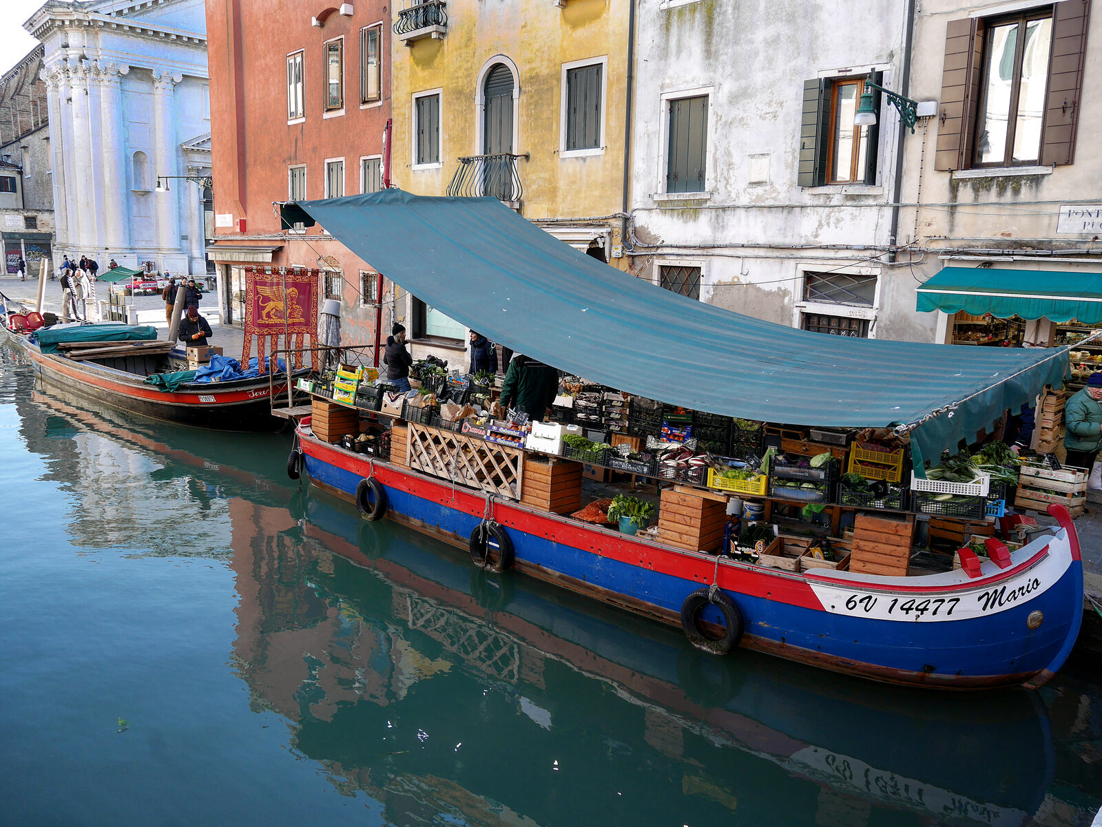 Ponte dei Pugni : Dal ponte si vede la popolare Barca San Barnaba, dove si vendono frutta e verdura fresche