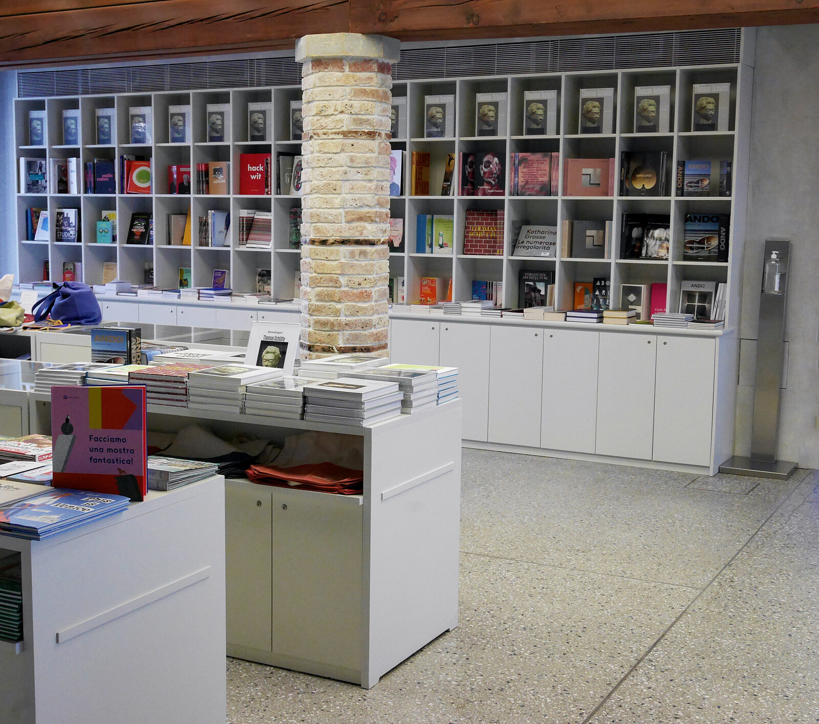 Punta della Dogana : The bookshop offers a wide range of publications on visual arts from post-WWII to today — including monographs, exhibition catalogues, and books on art, design, photography, and fashion.