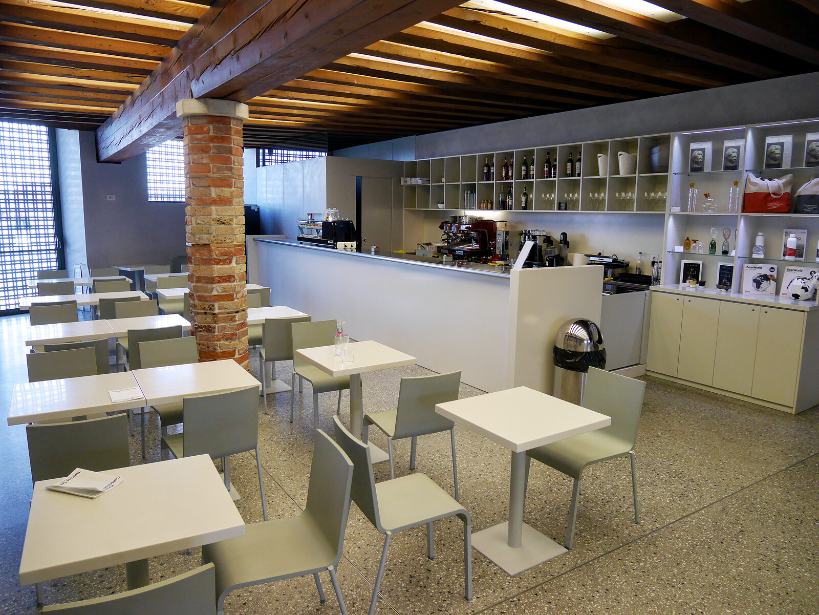 Punta della Dogana : The café offers a welcome break during your visit: a place to sit down, enjoy a glass of wine, or leaf through a catalogue.