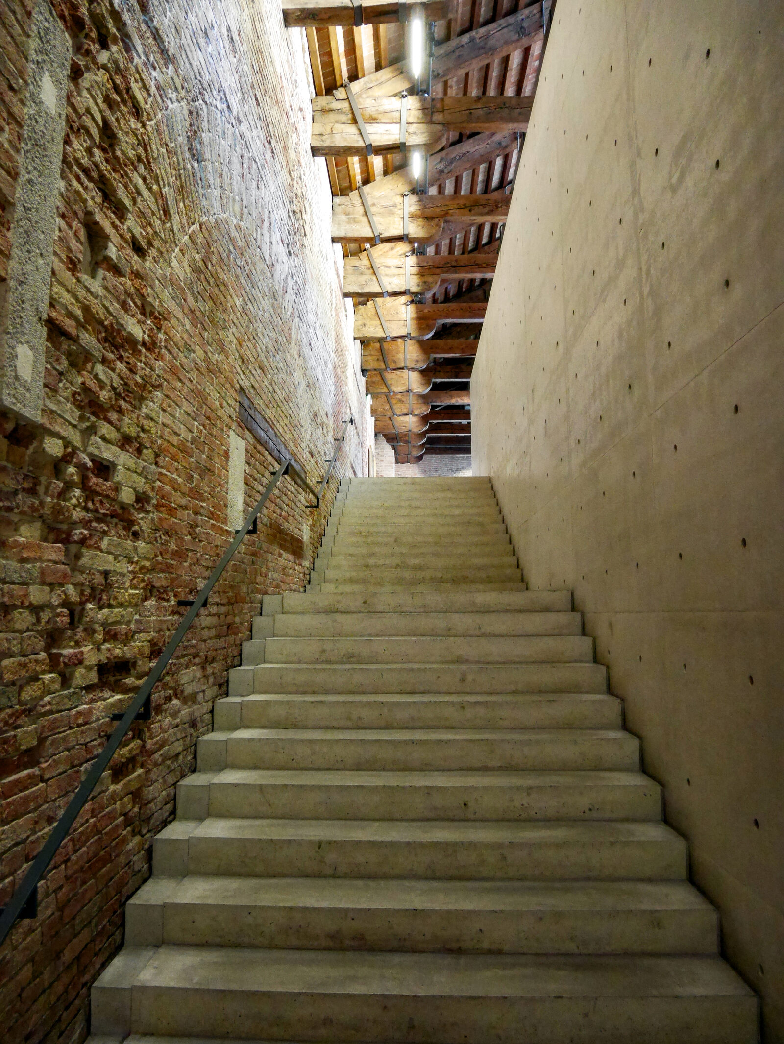 Punta della Dogana : The space creates an interesting architectural dialogue between the historic brickwork and modern concrete elements.