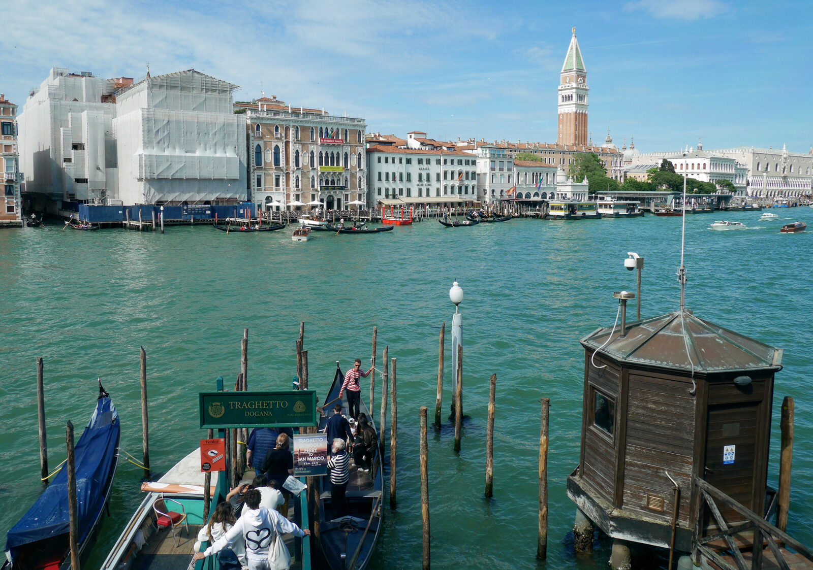 Punta della Dogana : Get closer and you can spy on people eager to catch a traghetto across to Campanile di San Marco.
