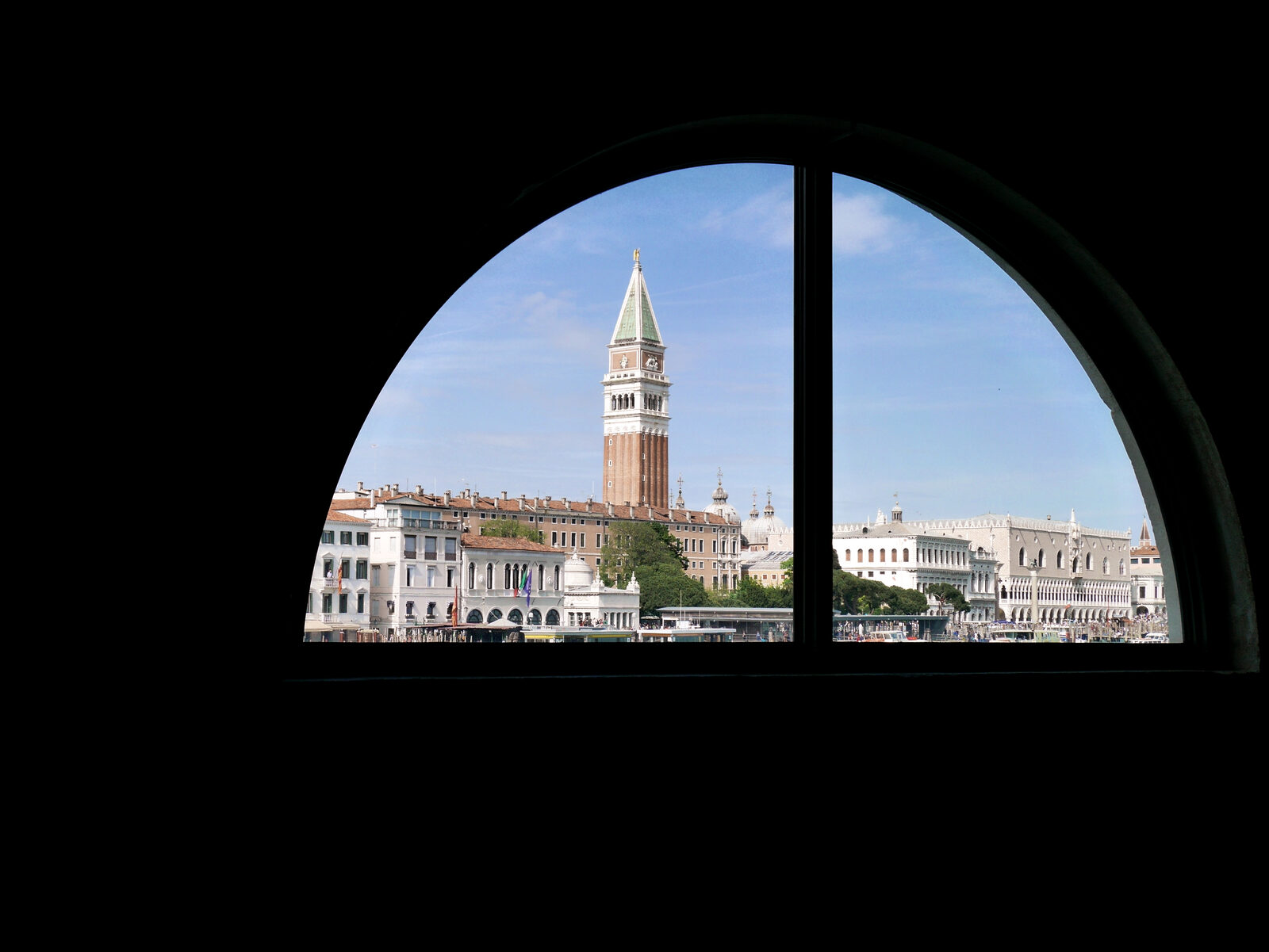 Punta della Dogana : And who could blame them, with iconic landmarks right there in view?
