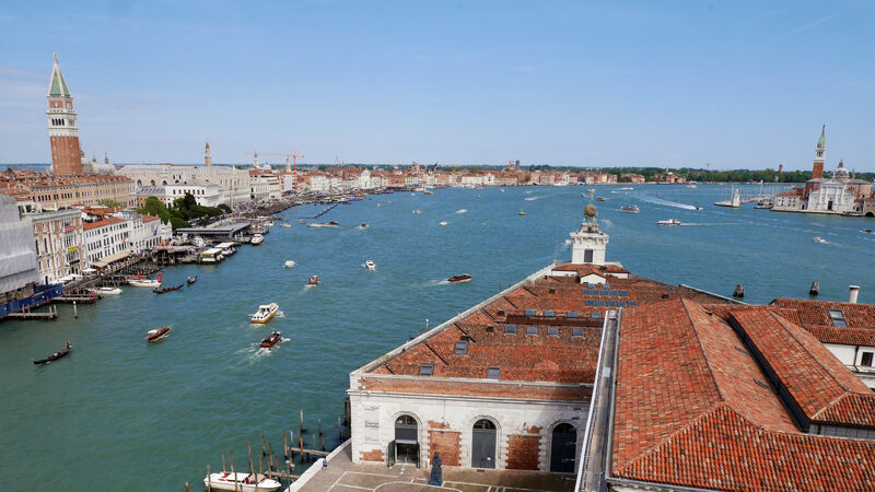 Punta della Dogana : 站在Santa Maria della Salute的外阳台，很容易明白这里为何曾被选为海关关口。