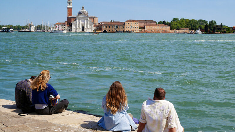 Punta della Dogana : 但这里依然是欣赏圣马可海盆270°美景的静谧之地。此刻又见：圣乔治·马焦雷，这一次沐浴在正午阳光下。