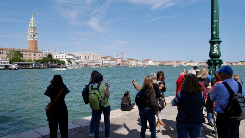 Punta della Dogana : Mas essa paz não costuma durar muito: as pessoas chegam em ondas e logo preenchem o espaço.