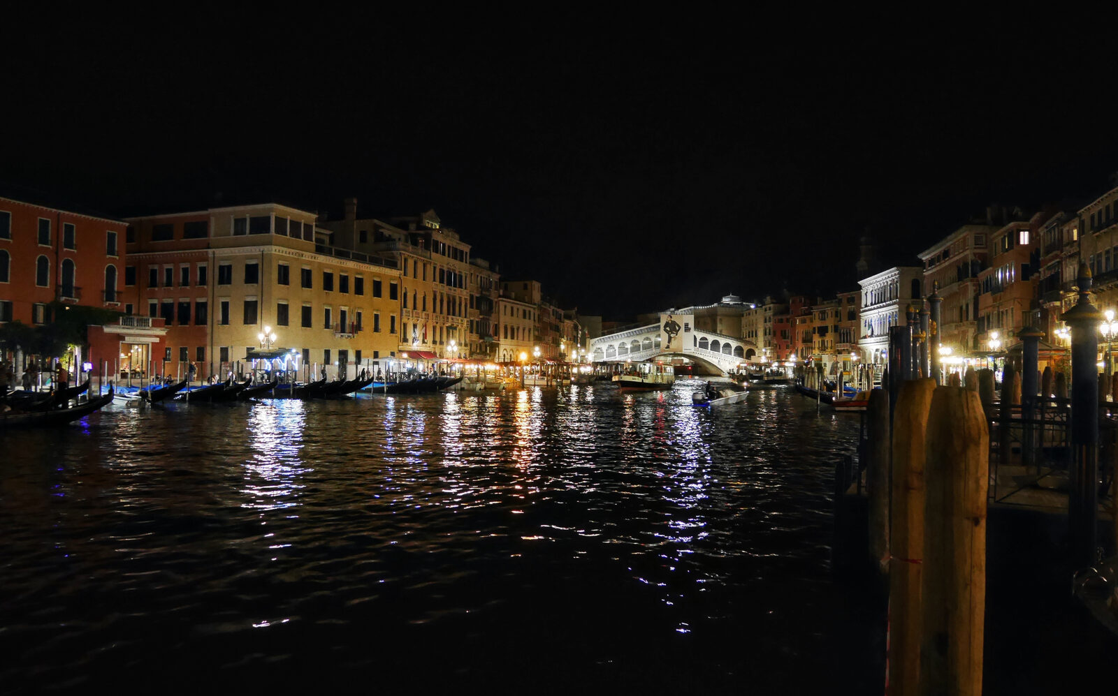 Ponte de Rialto : Novamente à noite, desta vez do lado oposto, a partir do Canal Grande