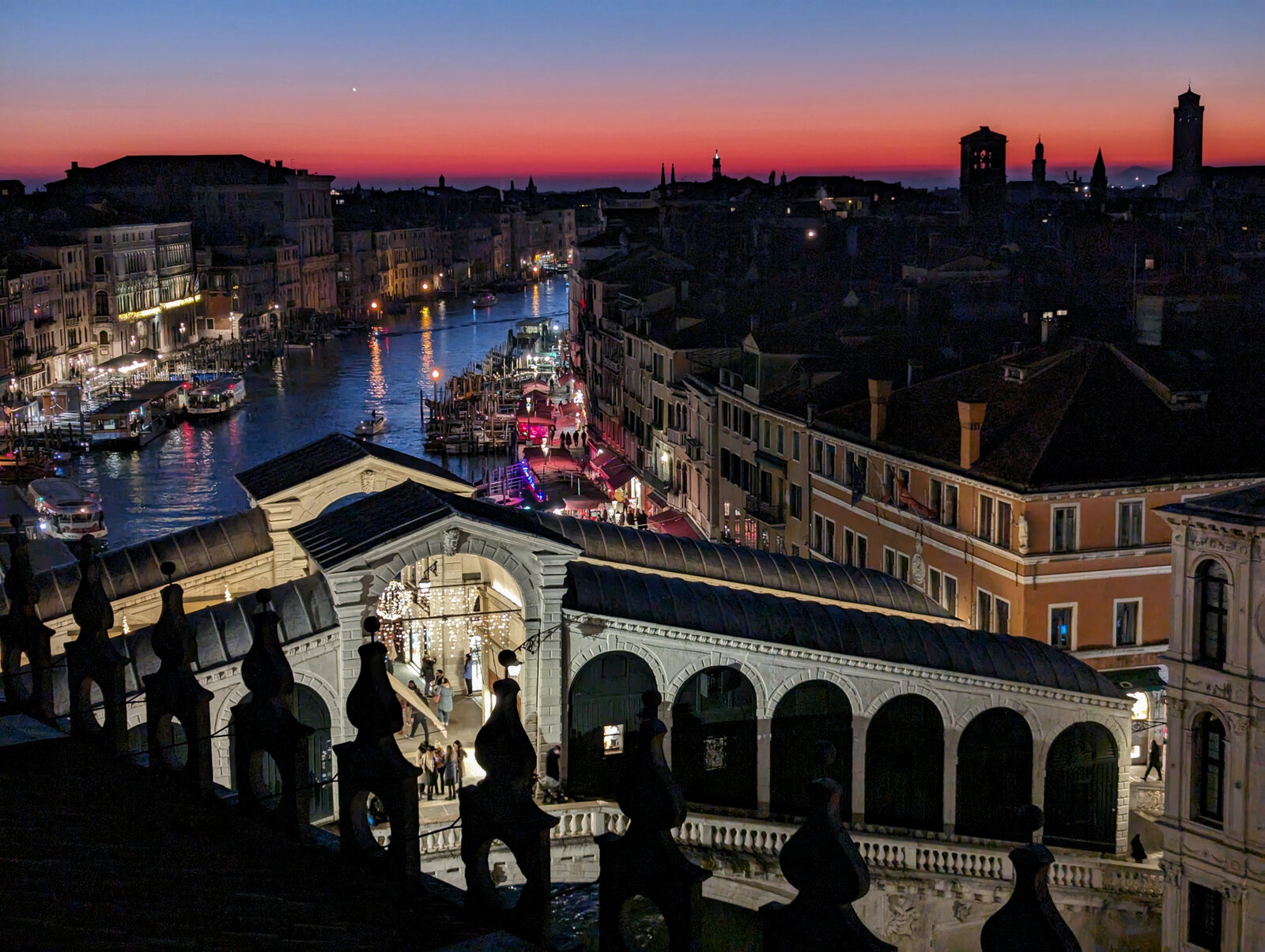 Ponte de Rialto : À noite, a ponte revela toda a sua magia - aqui vista do terraço de Fondaco dei Tedeschi