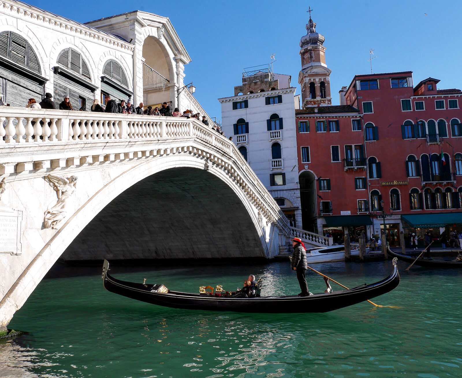 Rialto Bridge : Northward view from water level