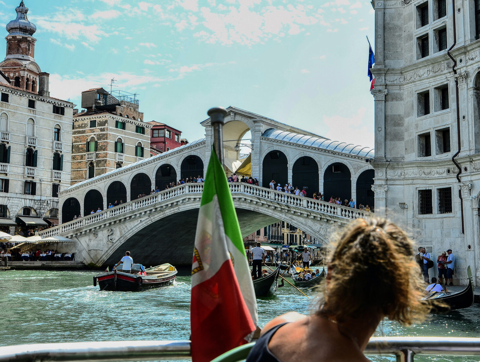 Rialto Bridge : On the northern side of the bridge, Canal Grande takes a sharp 90-degree bend