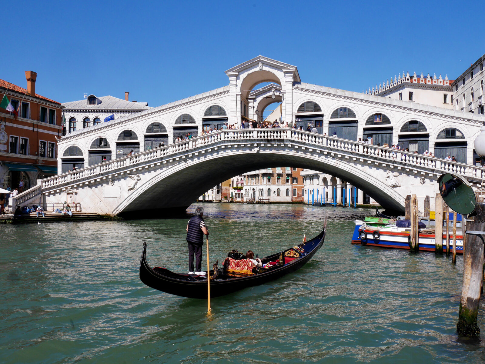 Rialto Bridge : The bridge, captured from the south during a quiet moment