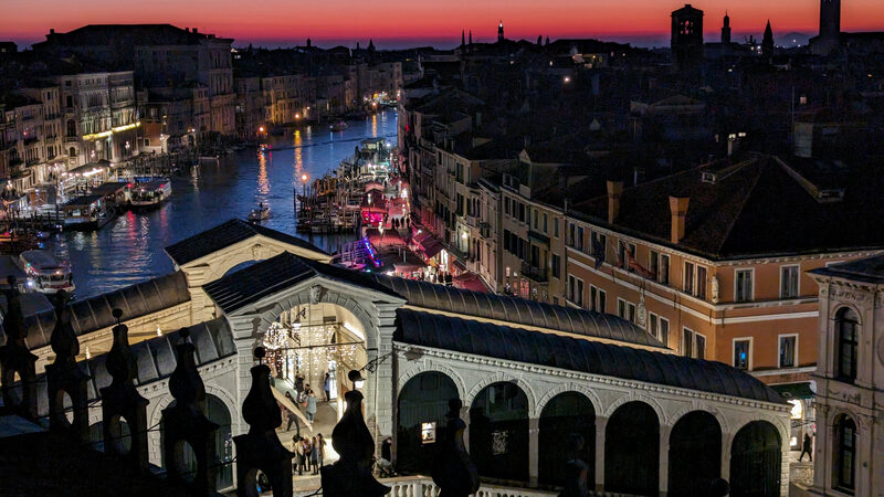 Ponte de Rialto : À noite, a ponte revela toda a sua magia - aqui vista do terraço de Fondaco dei Tedeschi