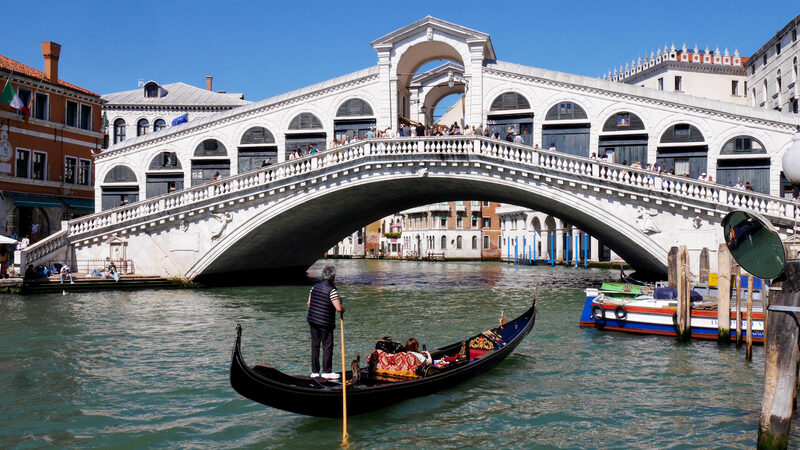 Rialto Bridge : The bridge, captured from the south during a quiet moment