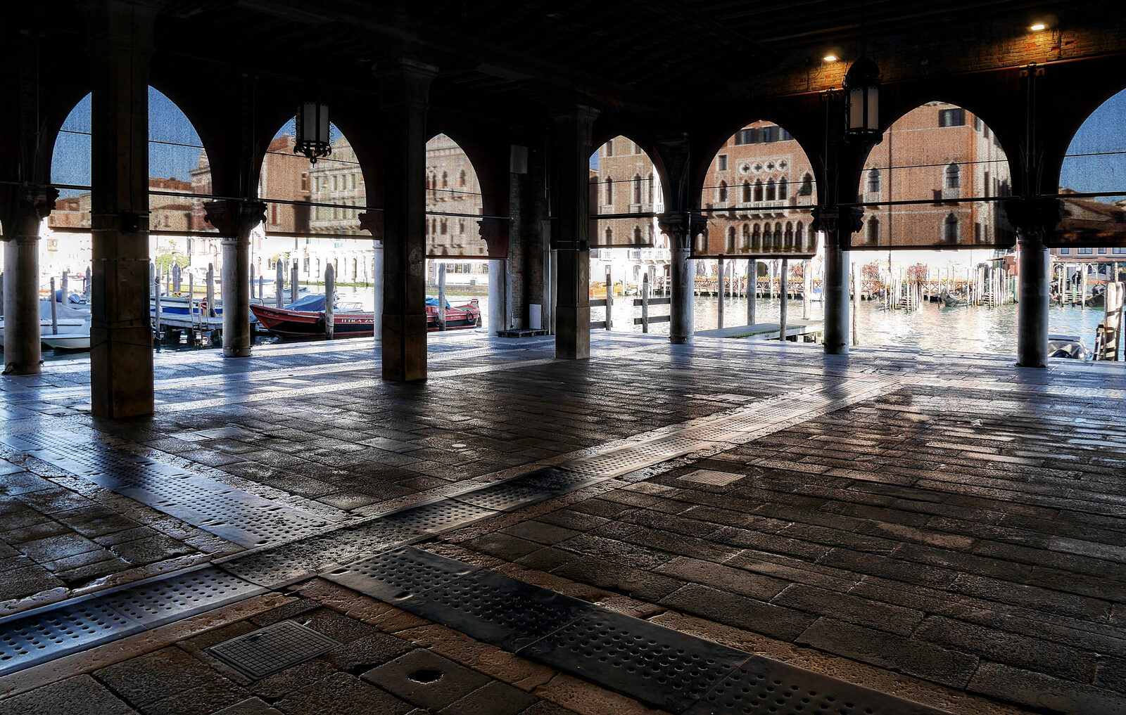 Rialto Market : The fish market typically empties out by lunchtime
