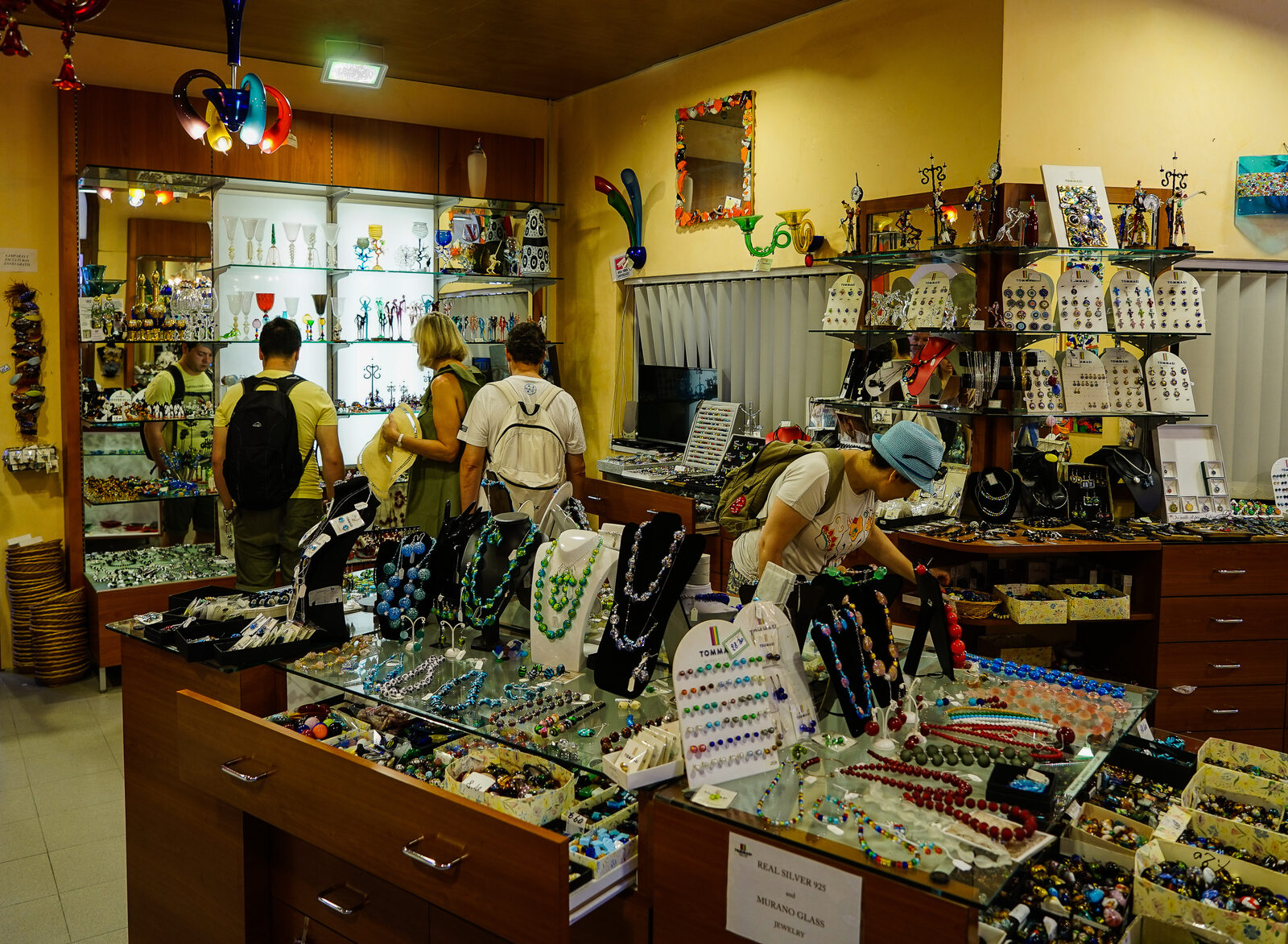 Rio dei Vetrai : Bis hin zu erschwinglicheren Souvenirläden mit Glaswaren, die höchstwahrscheinlich nicht auf Murano gefertigt wurden, aber dennoch ein schönes Andenken sind.