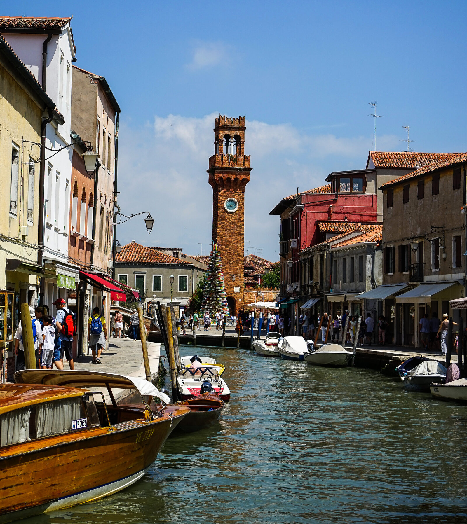 Rio dei Vetrai : Die Torre dell'Orologio steht an einem Ende des Rio dei Vetrai, während sich die Vaporetto-Haltestelle mit Verbindung nach Venedig am anderen Ende befindet.
