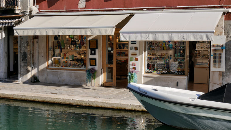 Rio dei Vetrai : Artisan glass shops line the canal, their doors open to welcome customers