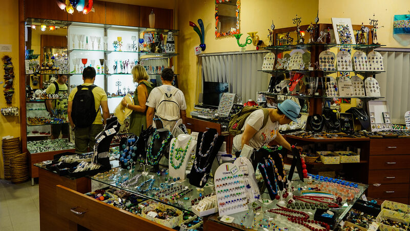 Rio dei Vetrai : Bis hin zu erschwinglicheren Souvenirläden mit Glaswaren, die höchstwahrscheinlich nicht auf Murano gefertigt wurden, aber dennoch ein schönes Andenken sind.