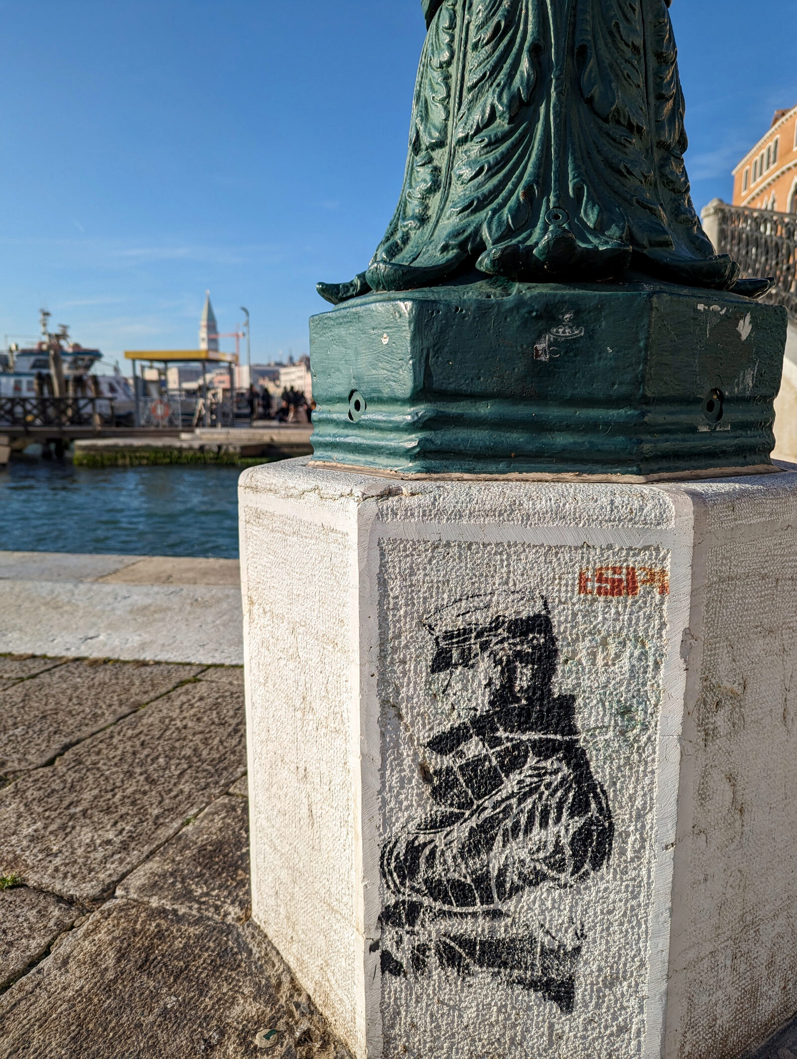 Riva degli Schiavoni : Graffiti featuring the adventurous sailor Corto Maltese from the famous Italian graphic novels