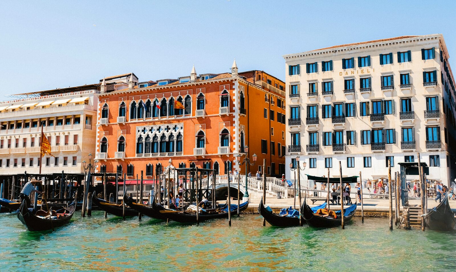 Riva degli Schiavoni : Ali perto, a imponente fachada do Palazzo Dandolo (a ala central do Hotel Danieli) chama logo a atenção, com elementos arquitetónicos familiares que evocam Palácio Ducal