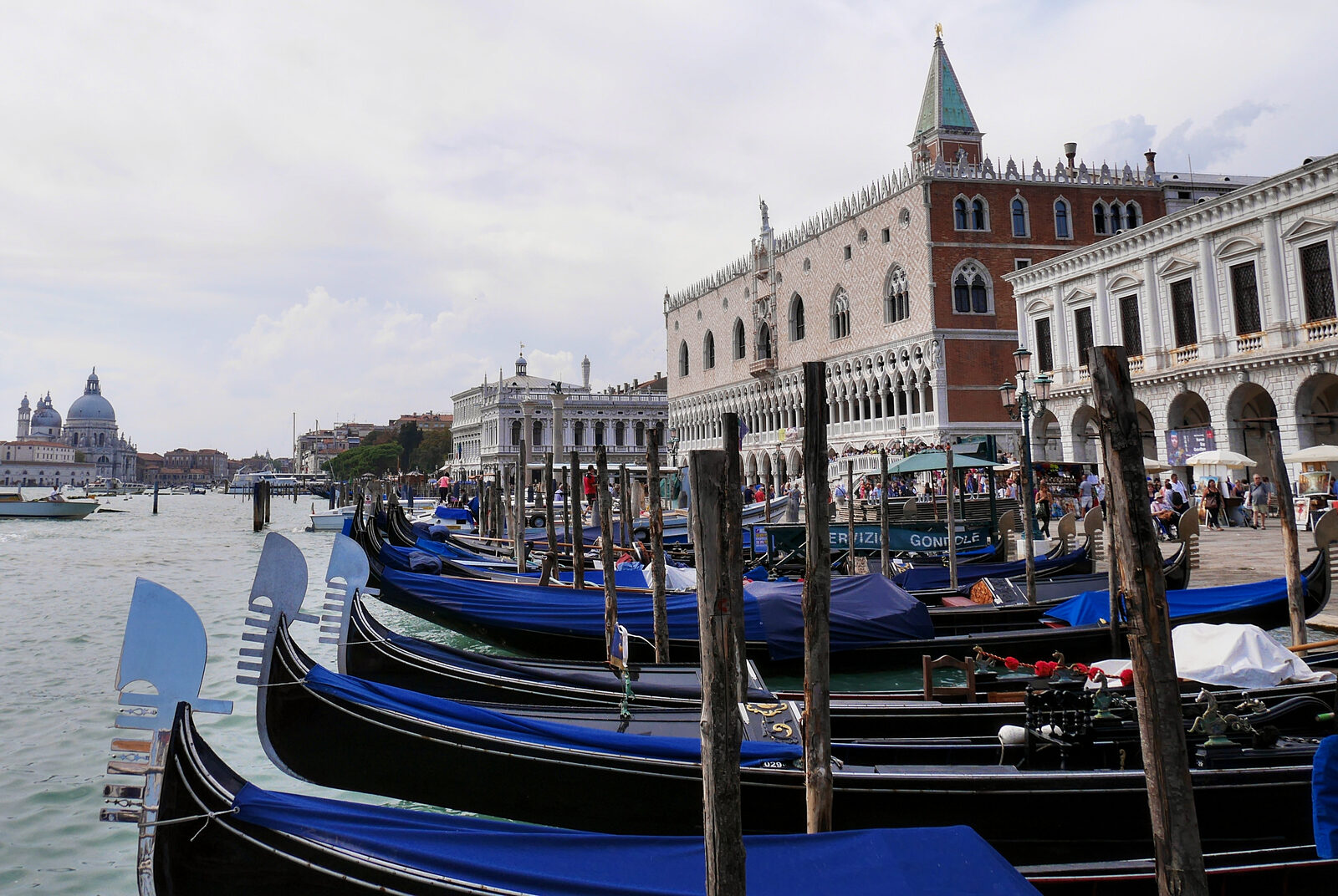 Riva degli Schiavoni : The waterfront commences right beside Palazzo Ducale's quay, a picturesque spot perpetually lined with parked gondolas