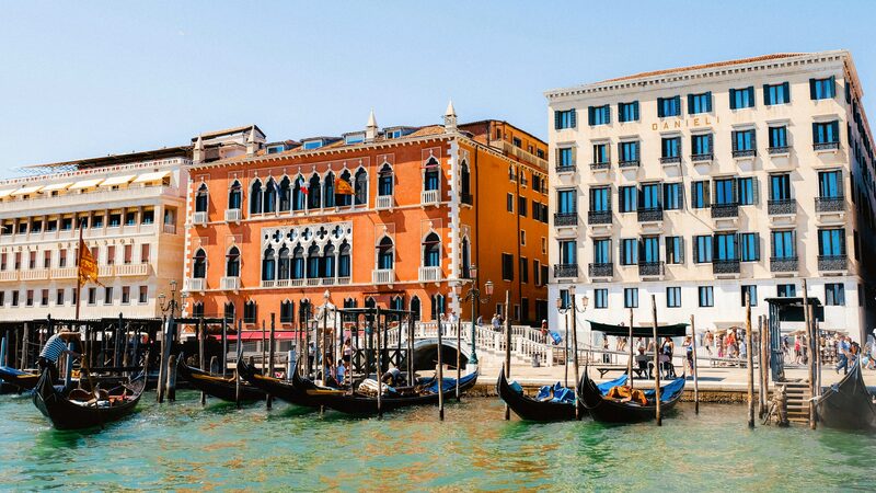 Riva degli Schiavoni : Ali perto, a imponente fachada do Palazzo Dandolo (a ala central do Hotel Danieli) chama logo a atenção, com elementos arquitetónicos familiares que evocam Palácio Ducal