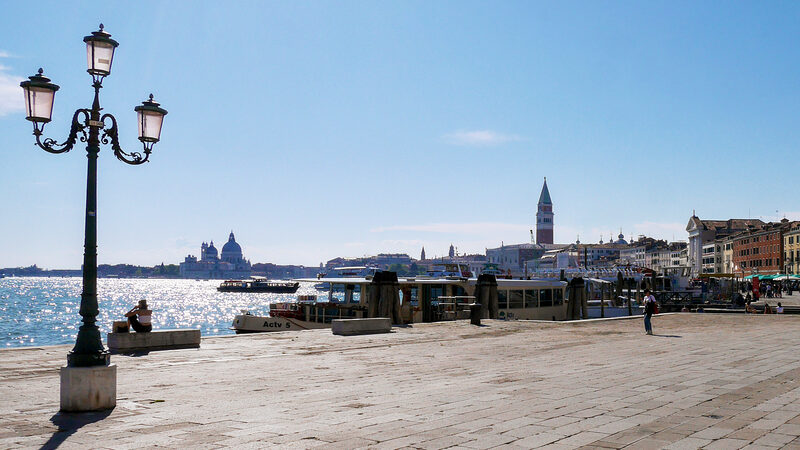 Riva degli Schiavoni : Qui trovi panorami da cartolina dei luoghi simbolo di Venezia accanto alla distesa scintillante d'acqua