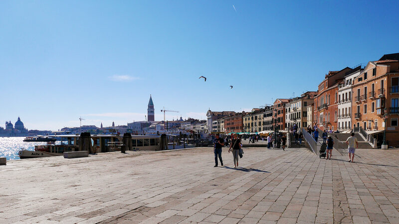 Riva degli Schiavoni : At its eastern end, the promenade remains wide, but it has significantly fewer people