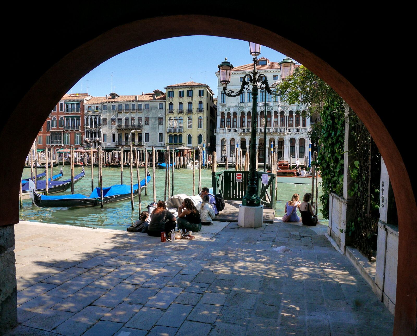 Riva del Vin : When you're done boat-spotting and catching some sun, head back into San Polo via the tiny alleys starting at the quay
