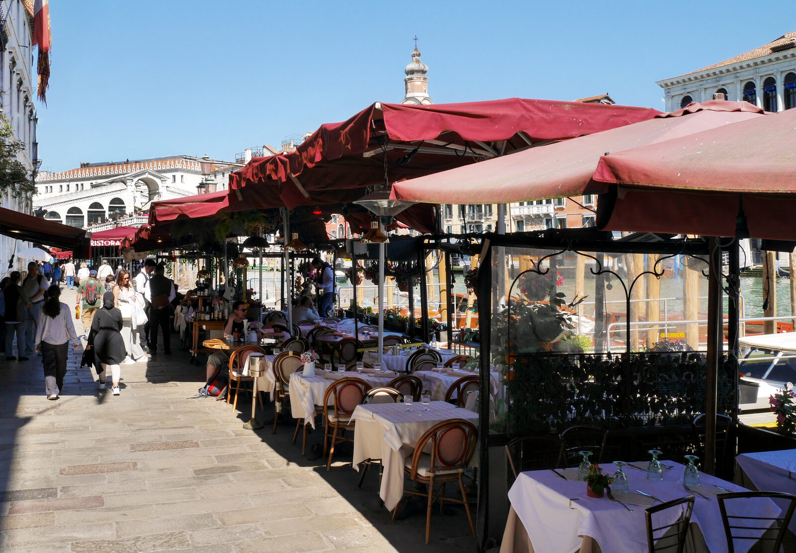 Riva del Vin : The many restaurants here offer canal-facing tables with views of the Rialto Bridge