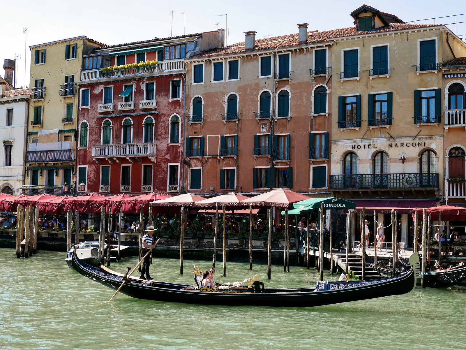 Riva del Vin : Come summertime, the place bursts with visitors and leisurely gondola rides