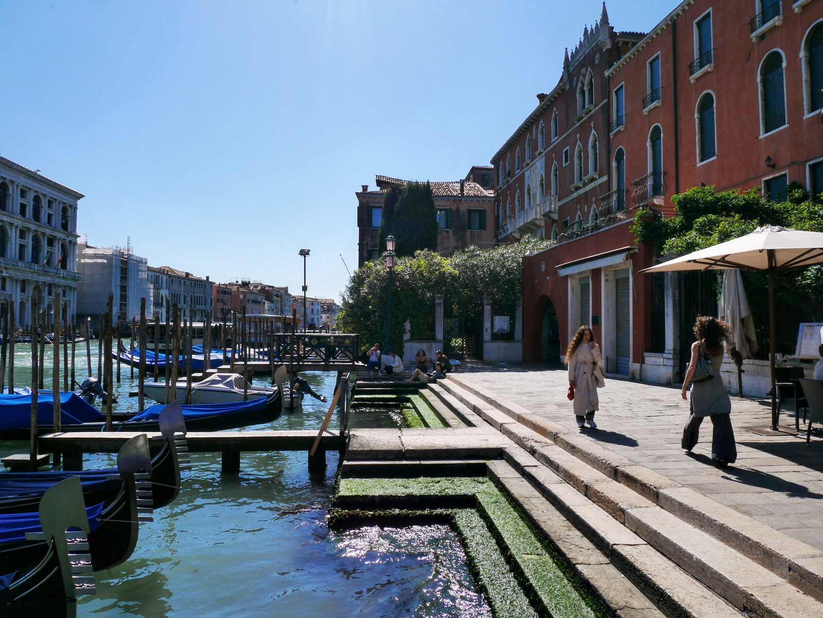 Riva del Vin : If you walk all the way from Rialto Bridge, you’ll end up at the far end of the waterfront — a favorite spot for soaking up the sun without needing to grab a seat at a terrace