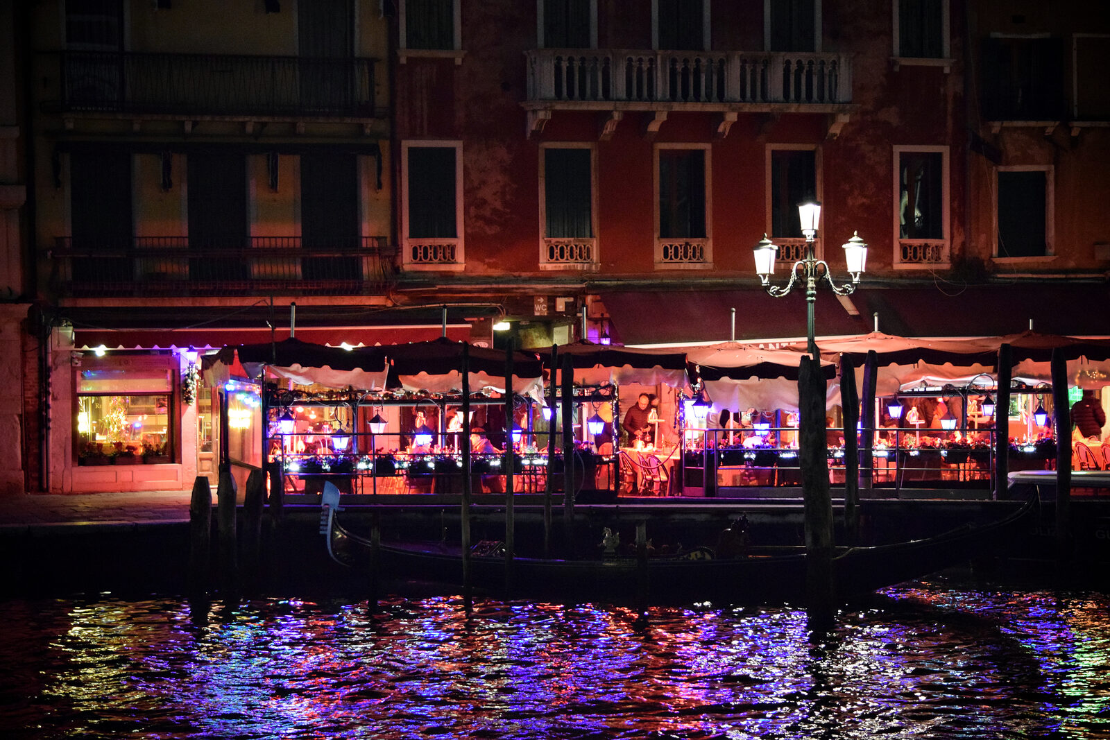 Riva del Vin : By night, the mood changes, but the charm remains. Dinner is served!