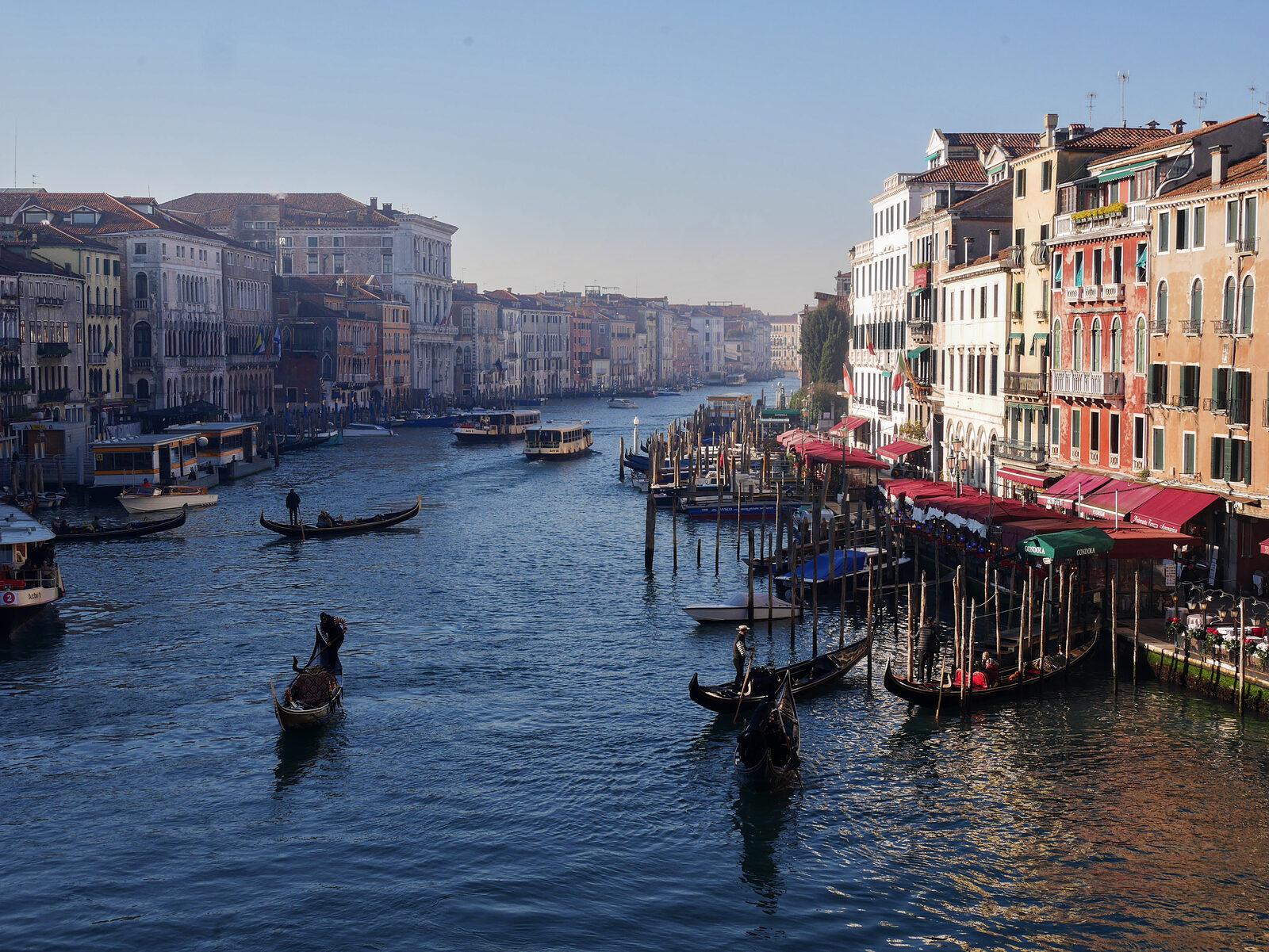 Riva del Vin : Thanks to its south-facing position on the Canal Grande, this waterfront enjoys plenty of much-needed winter sun