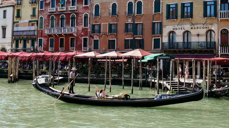 Riva del Vin : Come summertime, the place bursts with visitors and leisurely gondola rides