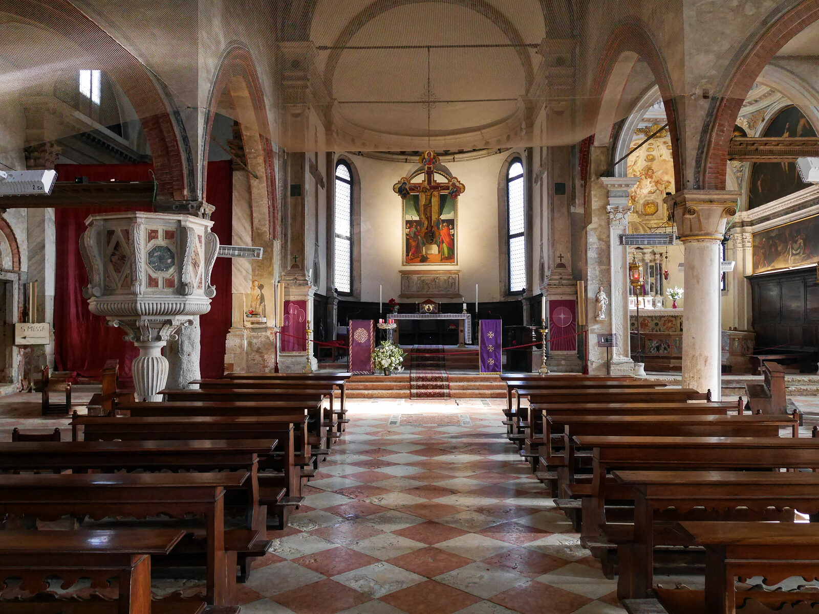 San Giacomo dall'Orio : The main nave facing the 3 altars