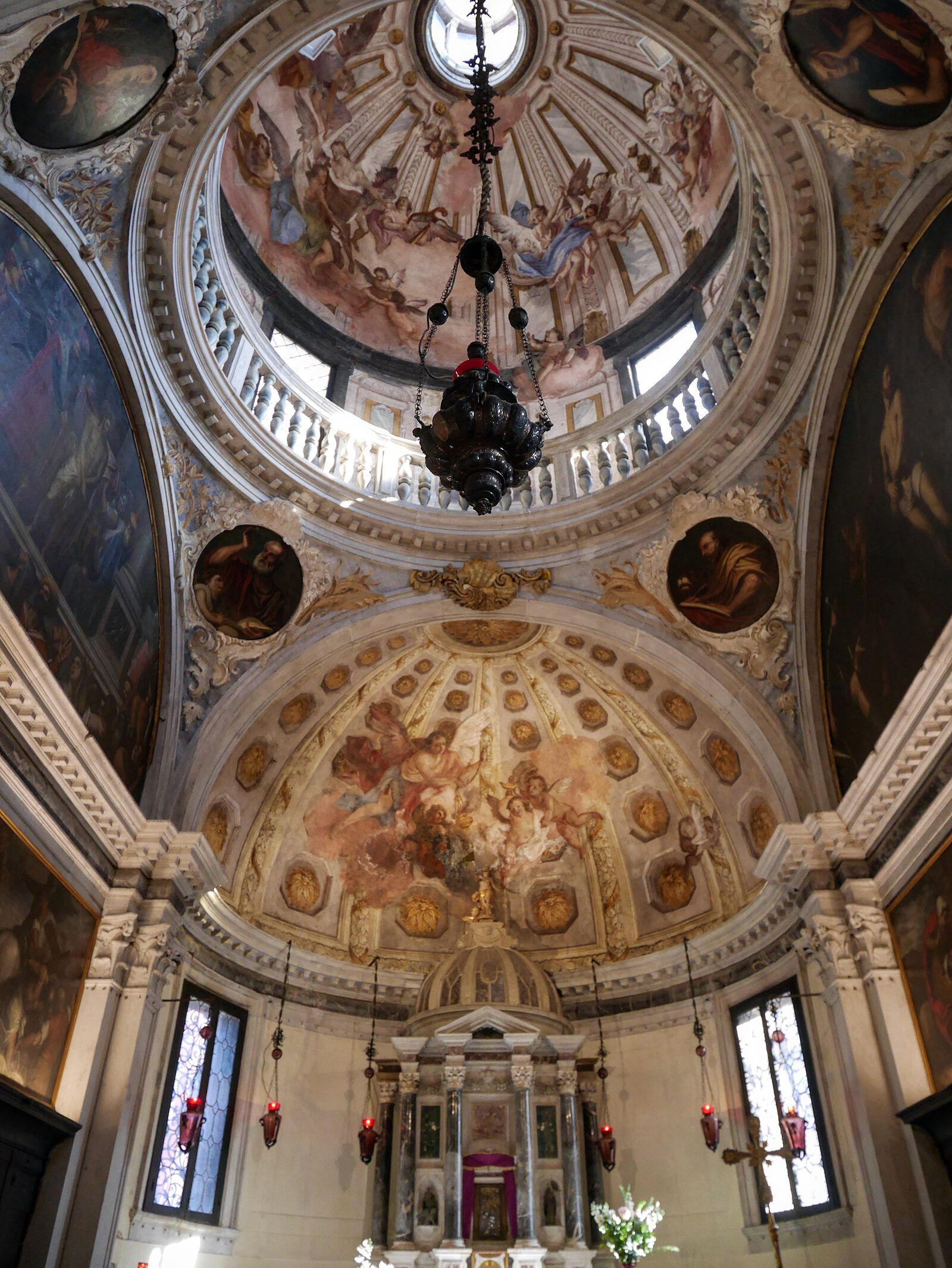 San Giacomo dall'Orio : The beautifully painted cupolas above the right altar