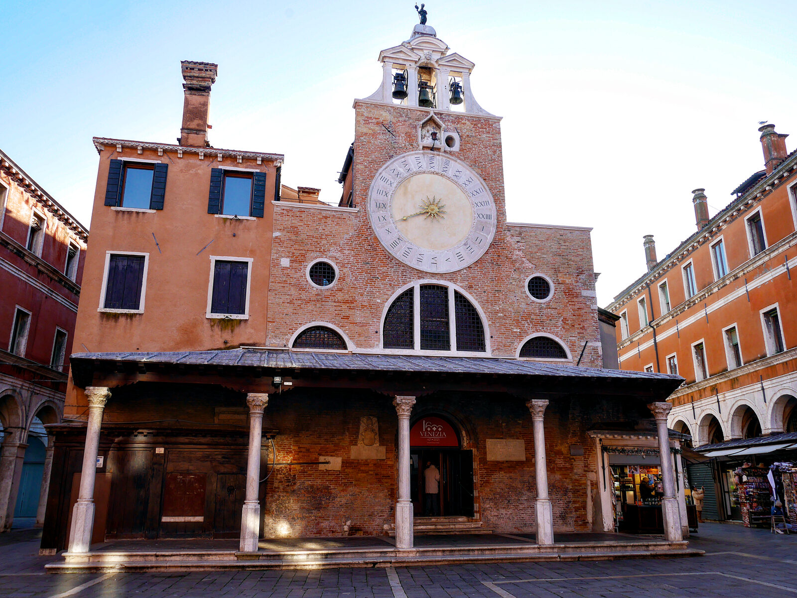 San Giacomo di Rialto : The church features a bell gable rather than a traditional Venetian bell tower