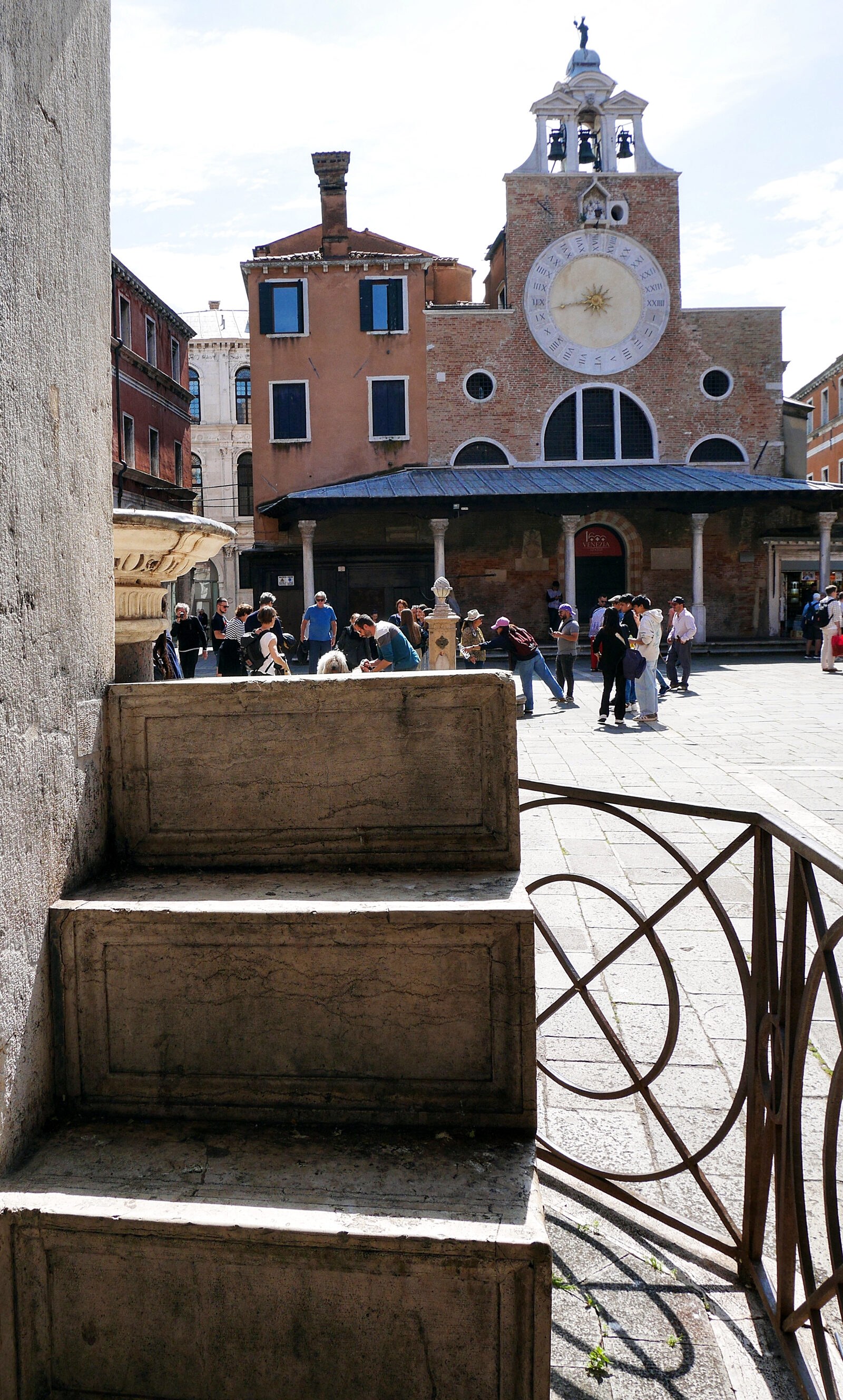 San Giacomo di Rialto : Above the Gobbo is a small podium once used for public proclamations in the adjacent square