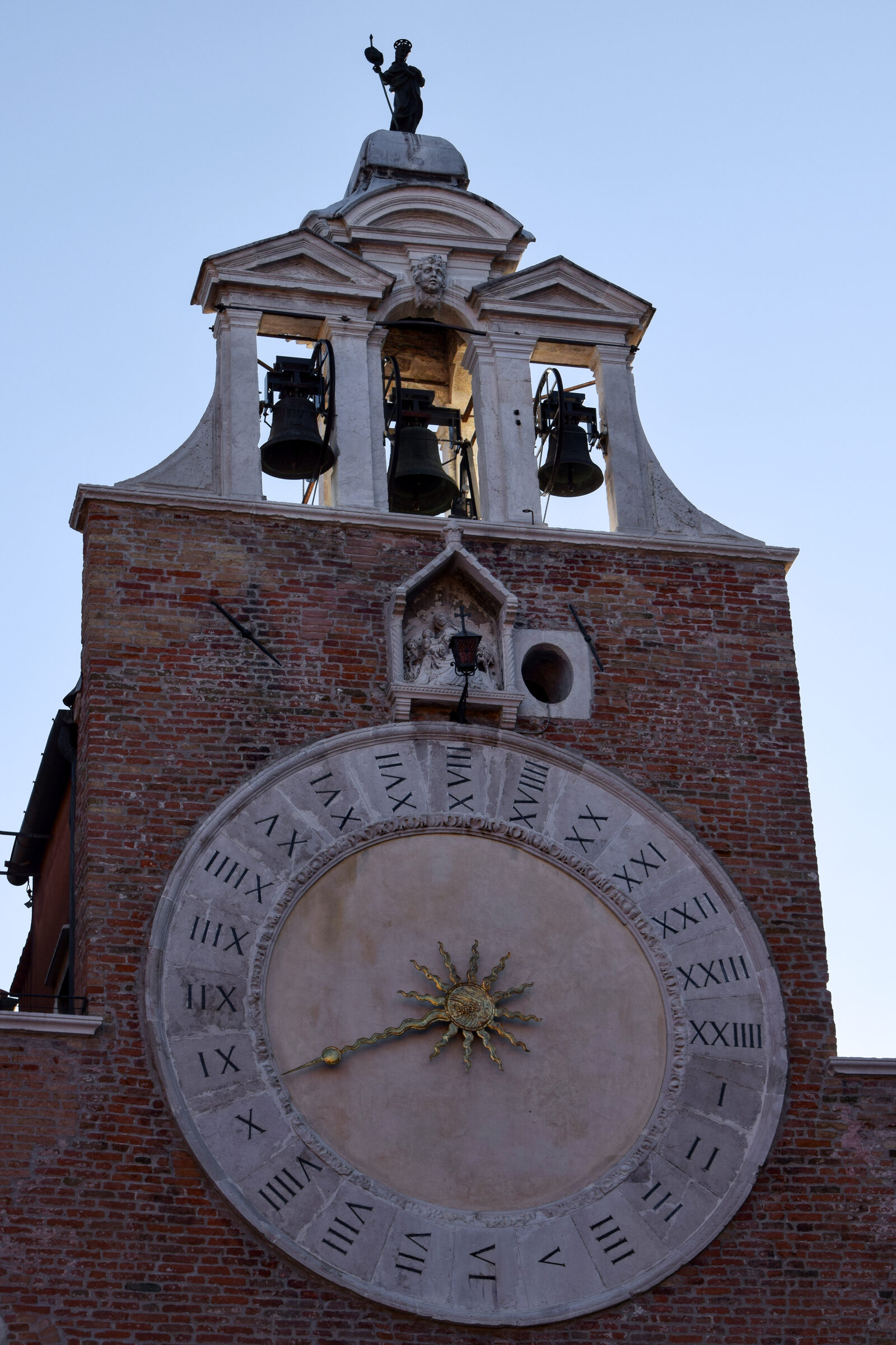 San Giacomo di Rialto : The ancient clock features a single hand and a rotated dial — with midnight positioned on the right and noon on the left