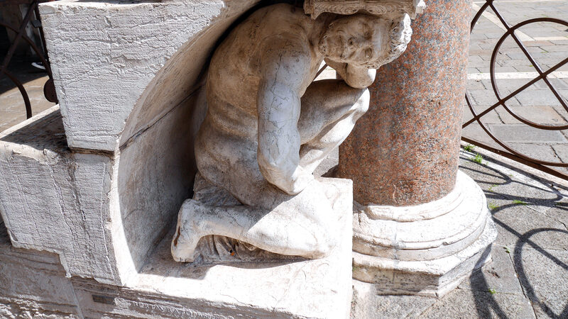 San Giacomo di Rialto : Il Gobbo di Rialto (the Hunchback of the Rialto) is a marble statue located opposite the church
