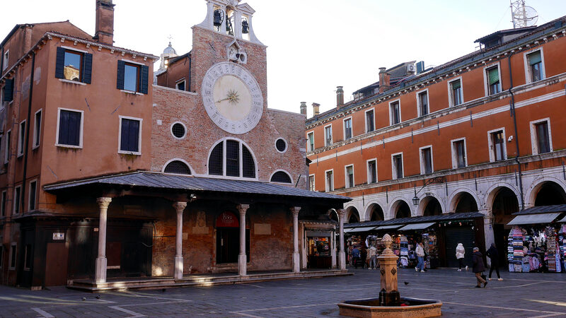 San Giacomo di Rialto : The large 24-hour clock makes the church easily identifiable, once you cross the Rialto Bridge